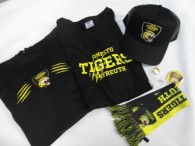 28-f28b-fan-set-6-tlg-neu-t-shirt-gr-xl-hoodie-gr-xl-basecap-autoschal-pin-flaschenoeffner-3639-1.jpg