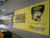 28-f65c-gelb-schwarzes-pvc-werbebanner-onesto-tigers-bayreuth-eishockey-im-tigerkaefig-sonntag-18-uhr-ca-1x3m-3703-1.jpg