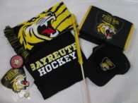 28-f9a-fan-set-8-tlg-neu-t-shirt-gr-4xl-basecap-schal-flagge-sitzkissen-puck-aufkleber-pin-3611-1.jpg