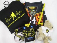 46-f4-1-fan-paket-6-tlg-hoodie-gr-m-stulpen-flagge-schluesselband-plueschbaer-mini-shirt-neu-3735-1.jpg