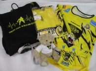 46-f5-1-fan-paket-7-tlg-hoodie-gr-m-stulpen-flagge-schluesselband-plueschbaer-mini-shirt-t-shirt-gr-m-neu-3736-1.jpg