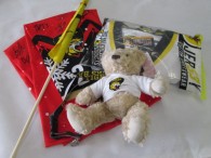 46-f72-1-fan-paket-5-tlg-trikot-gr-xl-nr-88-bollers-teddybaer-schluesselband-flagge-stulpen-nr-23-handsigniert-3803-1.jpg