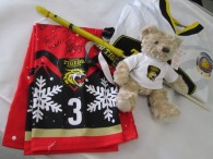 46-f76-1-fan-paket-5-tlg-trikot-gr-xxl-nr-3-becker-teddybaer-schluesselband-flagge-stulpen-nr-3-handsigniert-3807-1.jpg
