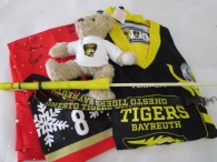 46-f83-1-fan-paket-5-tlg-trikot-gr-l-nummer-8-teddybaer-schluesselband-flagge-stulpen-nr-8-handsigniert-3814-1.jpg