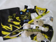 46-f88-1-fan-paket-6-tlg-trikot-gr-gxxl-nr-01-teddybaer-schluesselband-flagge-mini-shirt-nr-3-becker-stulpen-nr-1-3819-1.jpg