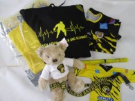 46-f93-1-fan-paket-7-tlg-hoodie-gr-s-teddybaer-flagge-mini-shirt-nr-91-vihavainen-schluesselband-t-shirt-gr-s-stulpen-3824-1.jpg