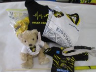 46-f94-1-fan-paket-7-tlg-trikot-gr-xl-nr-22-bauhof-teddybaer-flagge-mini-shirt-nr-25-reiner-schluesselband-hoodie-gr-m-stulpen-3825-1.jpg